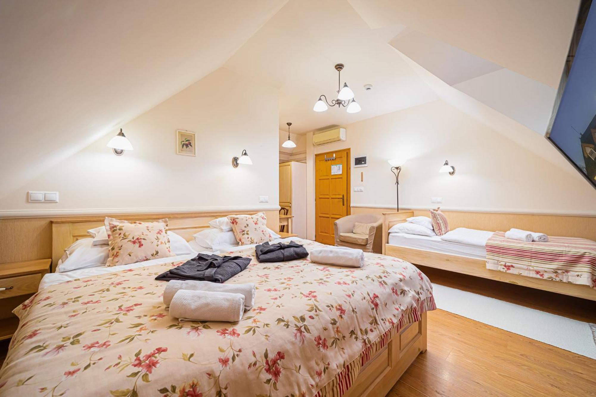 Rigotanya Relax & Wellness Panzio Buekfuerdo Hotel Luaran gambar