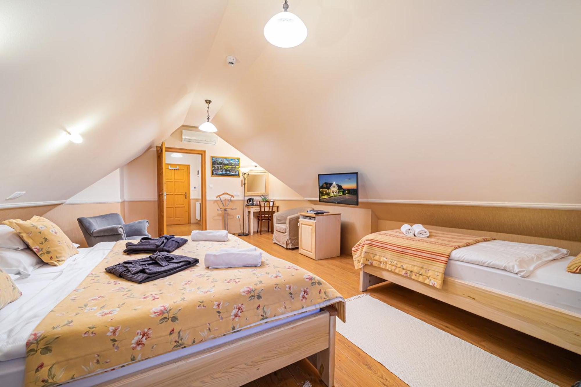 Rigotanya Relax & Wellness Panzio Buekfuerdo Hotel Luaran gambar
