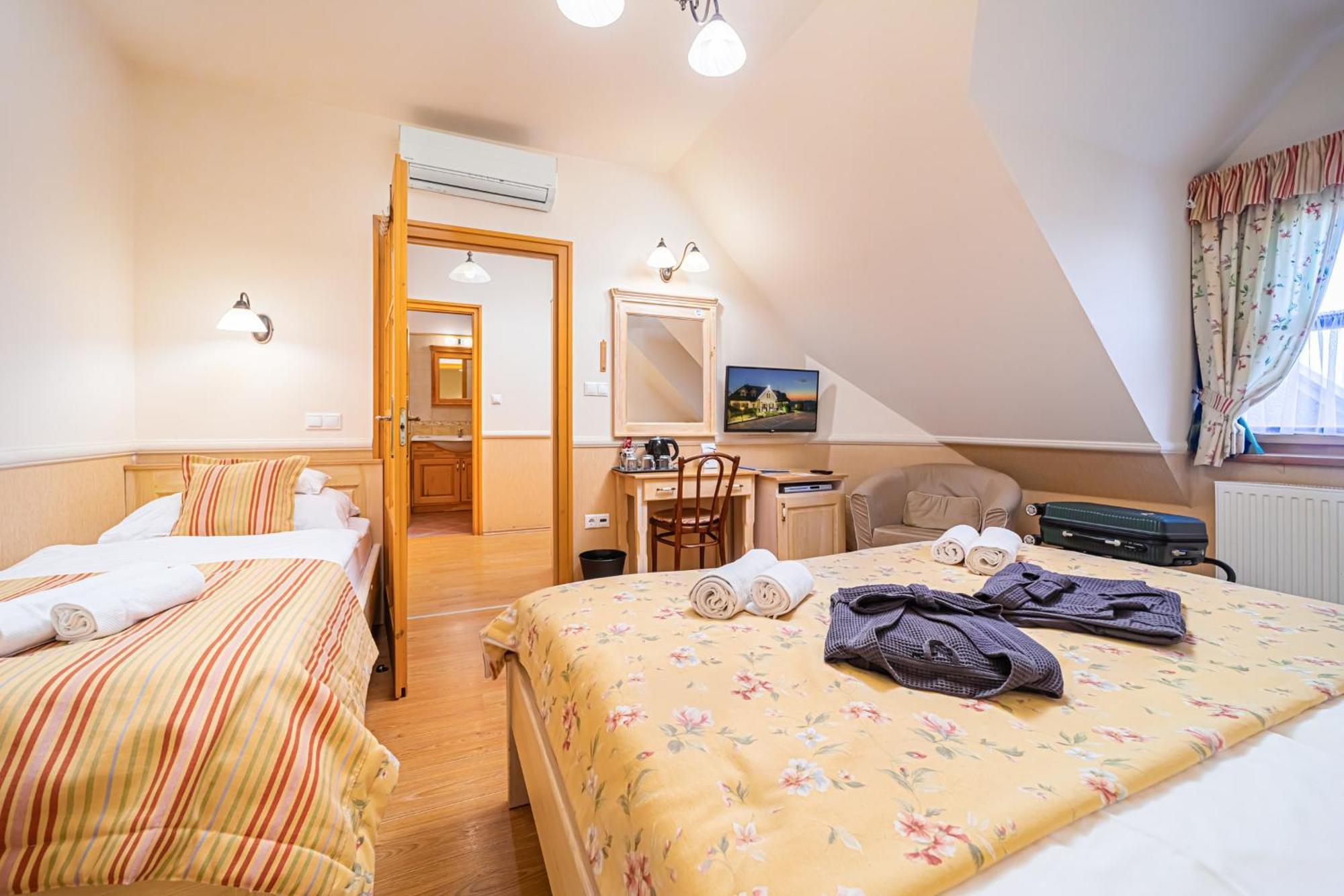 Rigotanya Relax & Wellness Panzio Buekfuerdo Hotel Luaran gambar