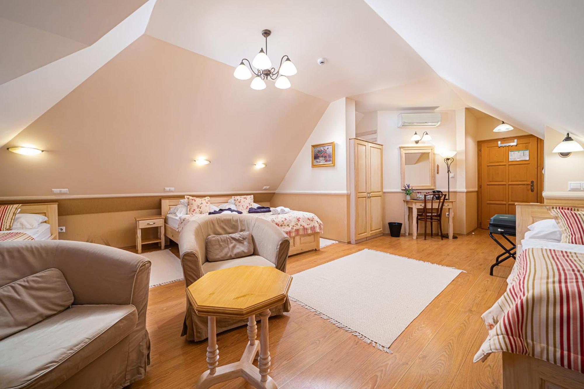 Rigotanya Relax & Wellness Panzio Buekfuerdo Hotel Luaran gambar